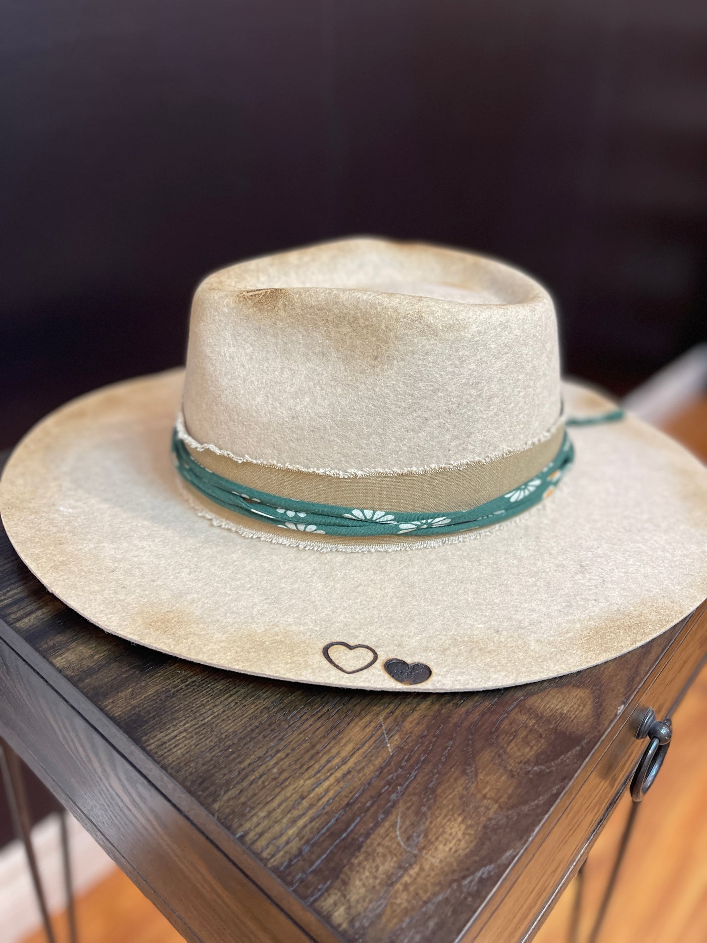 Horseshoe Love Hat (Spotlight Model)