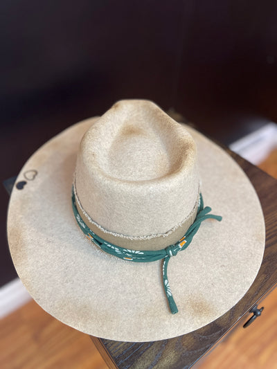 Horseshoe Love Hat (Spotlight Model)